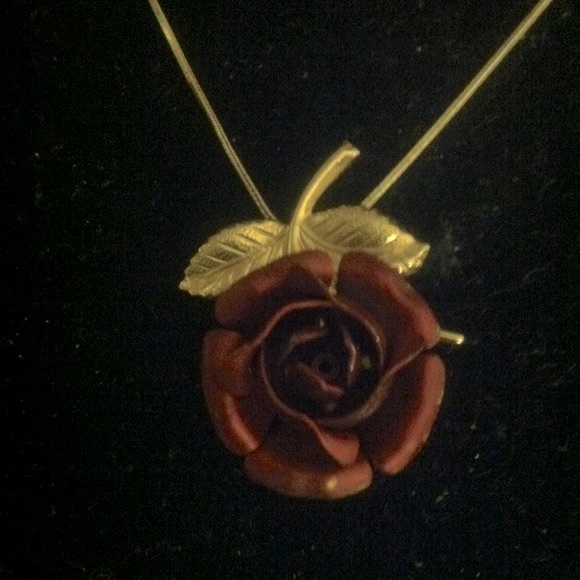 Beautiful Rose that suspends from a chain - Picture 2 of 4